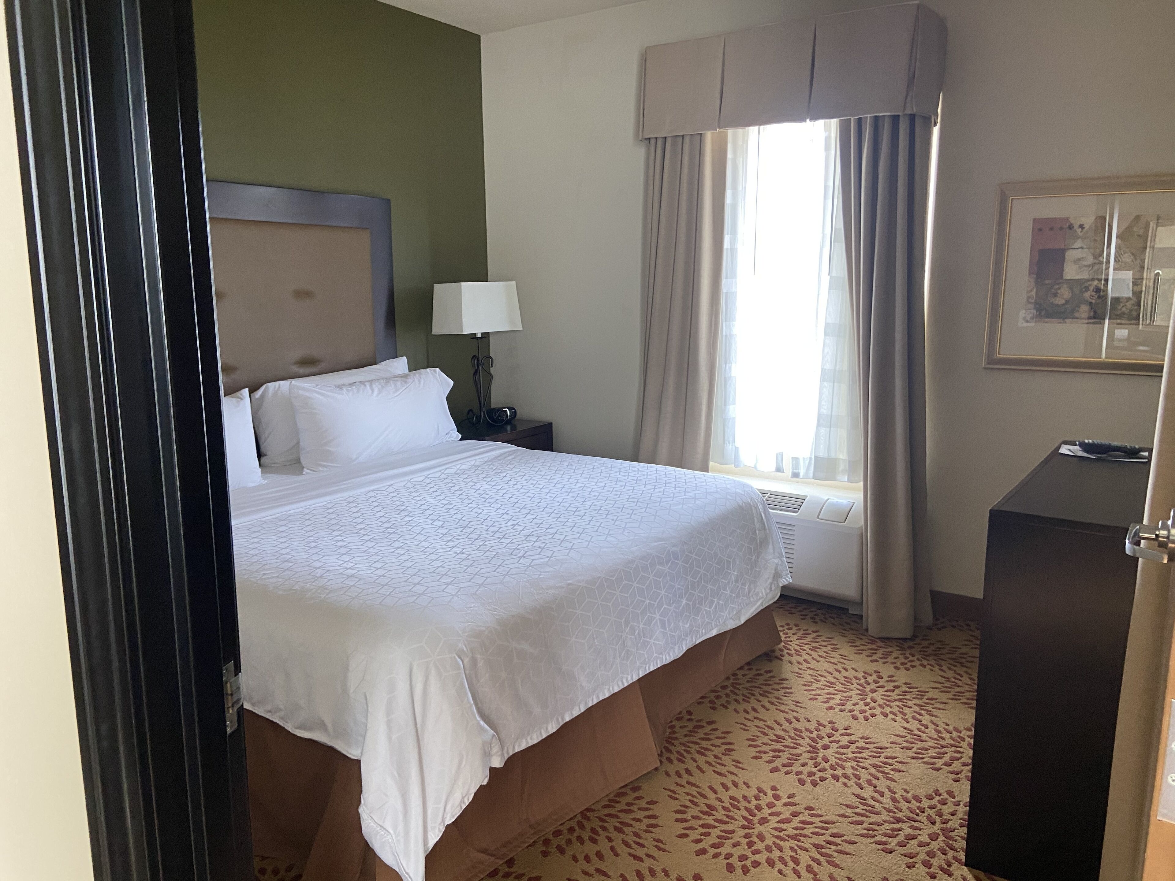 Phòng Suite, 1 giường cỡ king, bồn tắm thủy lực (Separate Walk-In Shower) | Bộ đồ giường cao cấp, két bảo mật tại phòng, bàn 