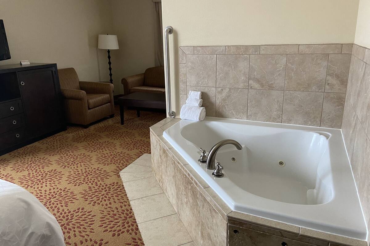 suite, 1 king bed, jetted tub (separate walk-in shower) | 1 bedroom, premium bedding, in-room safe, desk