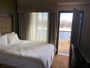 Suite, Multiple Beds, Balcony (Wet Bar) | Water view - Holiday Inn Express & Suites Silt-Rifle by IHG (Silt)