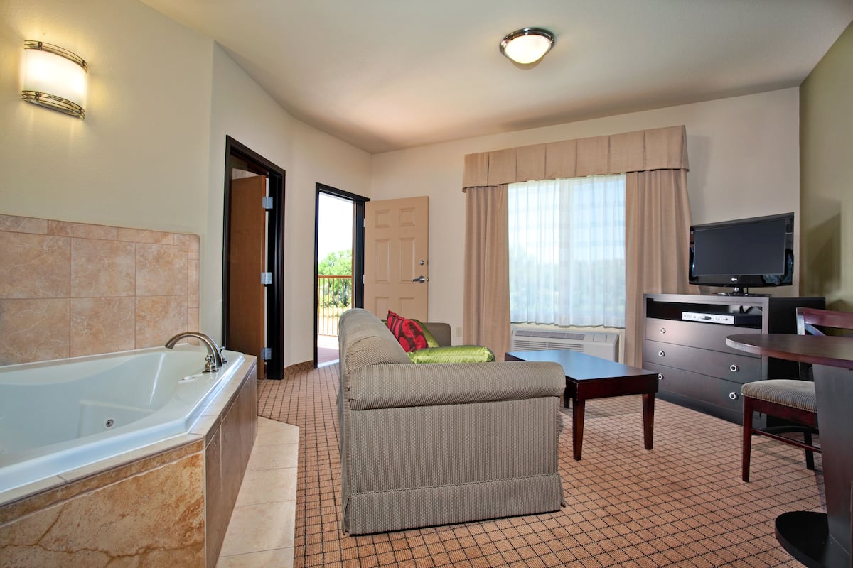 Suite, 1 King Bed, Jetted Tub (Separate Walk-In Shower) | Premium bedding, in-room safe, desk, laptop workspace