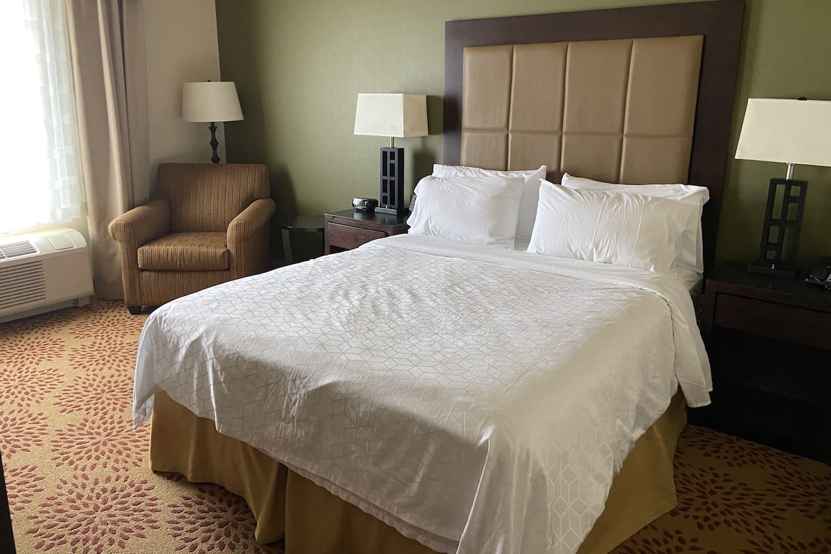 Standard Room, 1 Queen Bed | Premium bedding, in-room safe, desk, laptop workspace