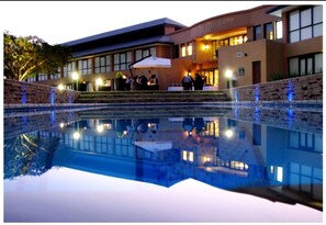 2 piscines extérieures, chaises longues