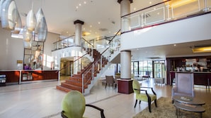 Lobby-lounge