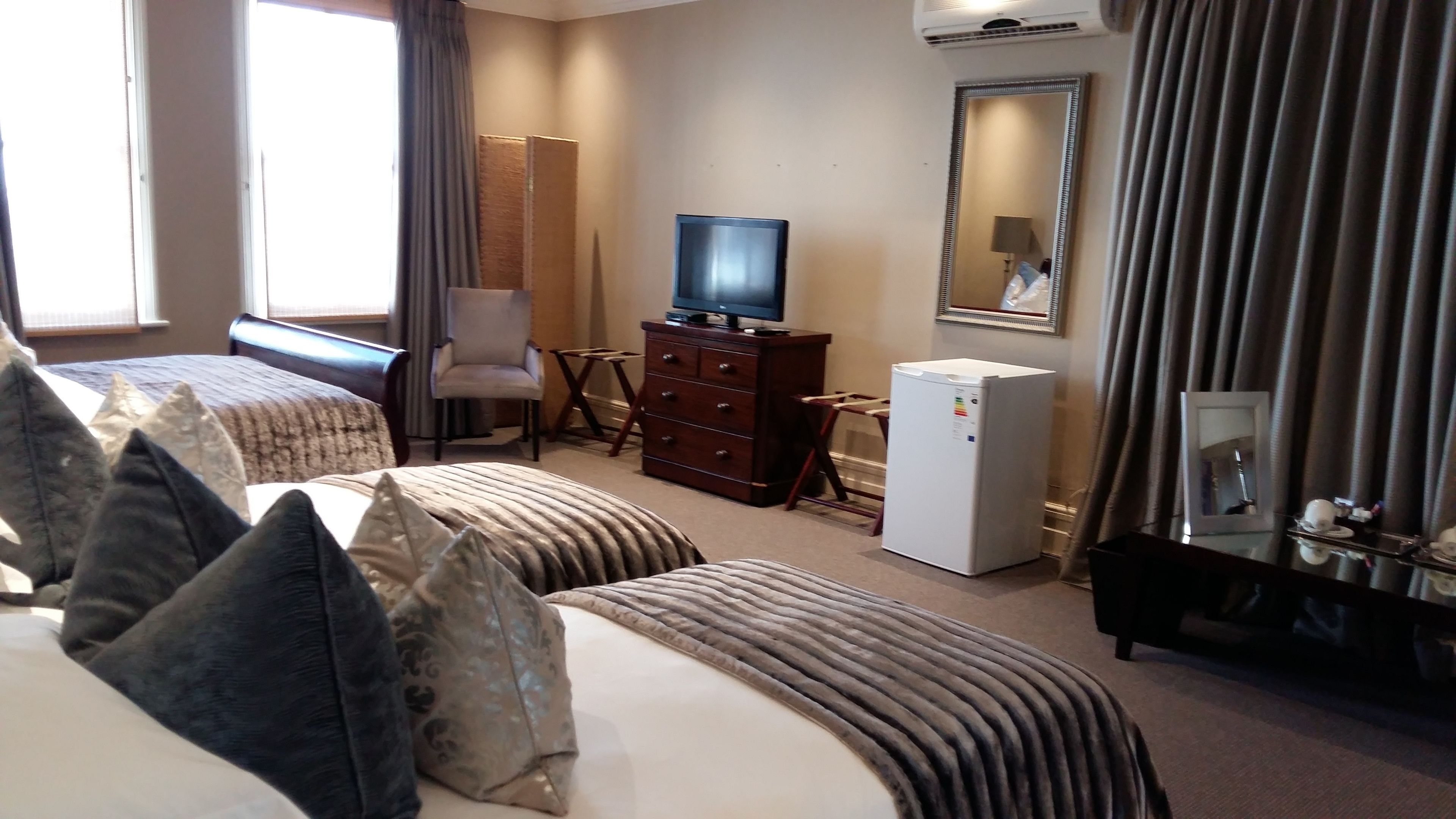 family room | premium bedding, in-room safe, desk, laptop workspace