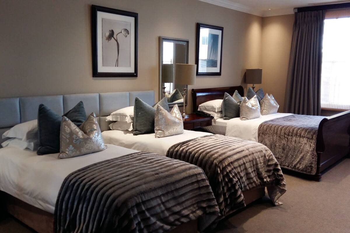 family room | premium bedding, in-room safe, desk, laptop workspace