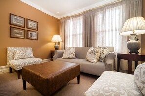 Superior-rum - 1 queensize-säng | Vardagsrum | 32-tums LCD-tv med satellitkanaler och tv