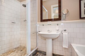 Camera Standard, 1 letto queen | Bagno | Set di cortesia gratuito, asciugacapelli, asciugamani