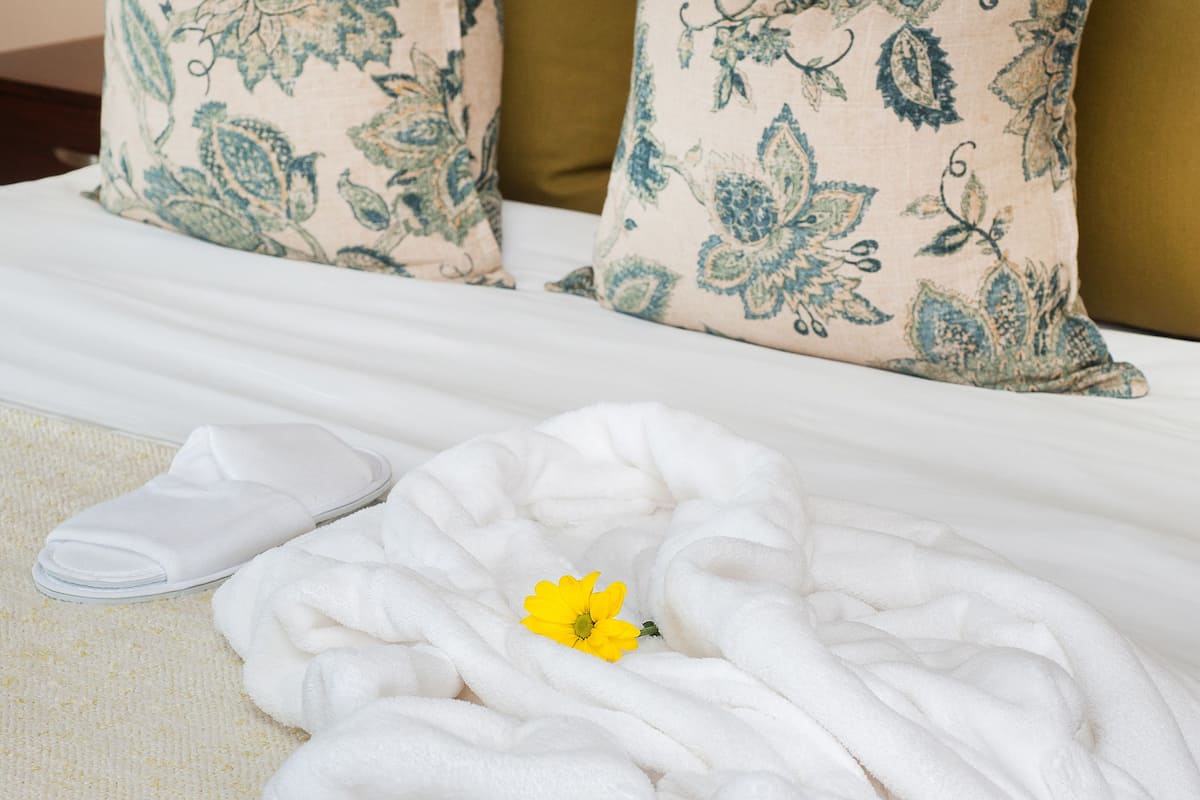 standard room, 1 queen bed | premium bedding, in-room safe, desk, laptop workspace