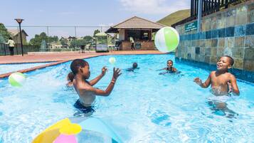 3 piscinas al aire libre, sombrillas, sillones reclinables de piscina