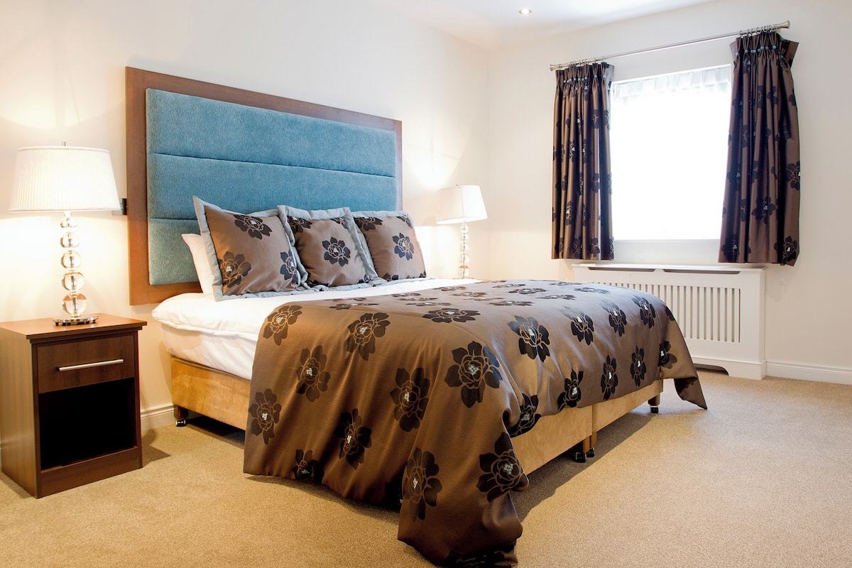 In-room safe, iron/ironing board, free WiFi, bed sheets