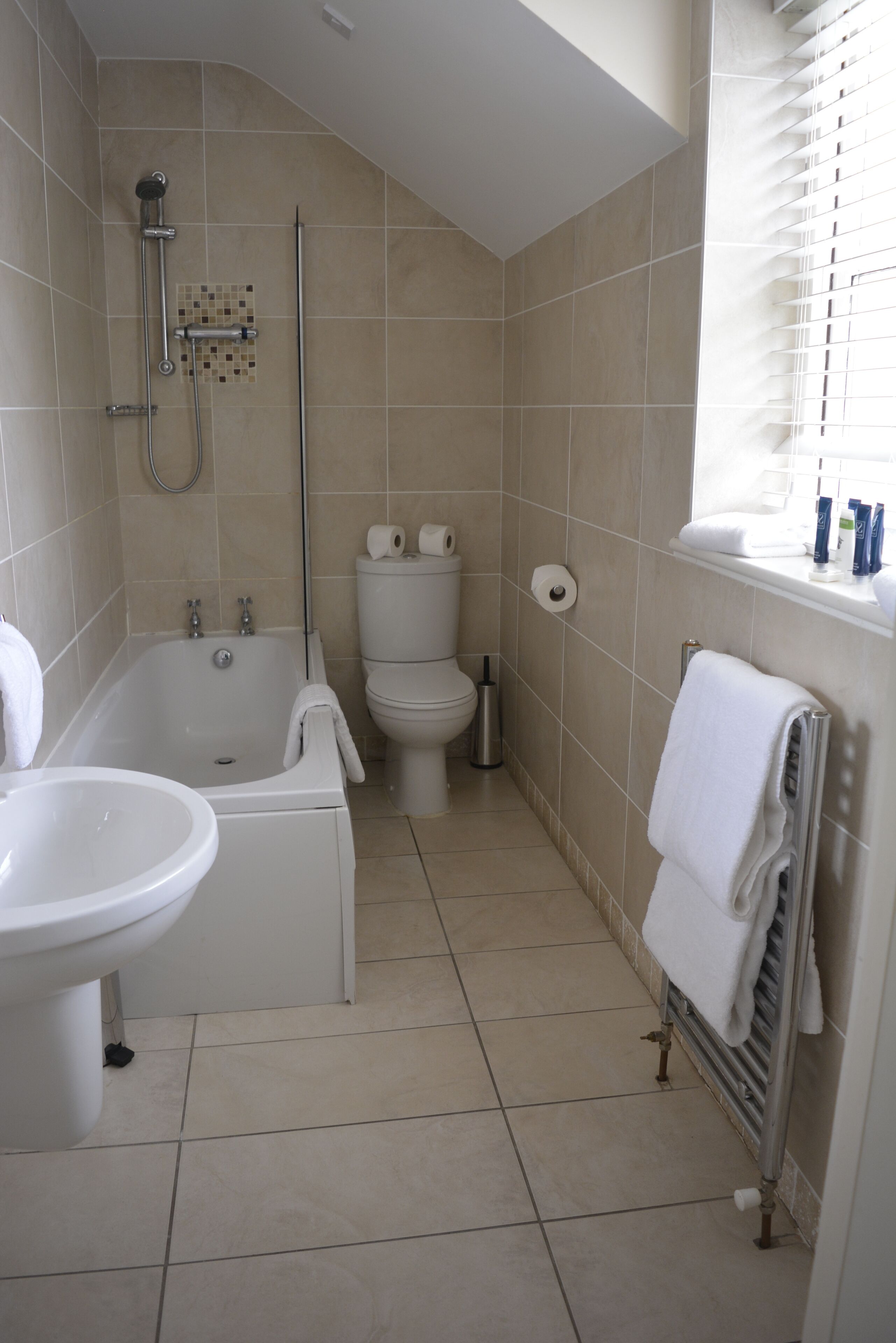 deluxe cottage, 2 bedrooms | bathroom | combined shower/bathtub, free toiletries, hair dryer, towels