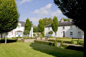 Deluxe Cottage, 2 Bedrooms | Courtyard view