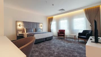 Premium Studio Suite, 1 Bedroom, City View | Egyptian cotton sheets, premium bedding, Select Comfort beds, minibar