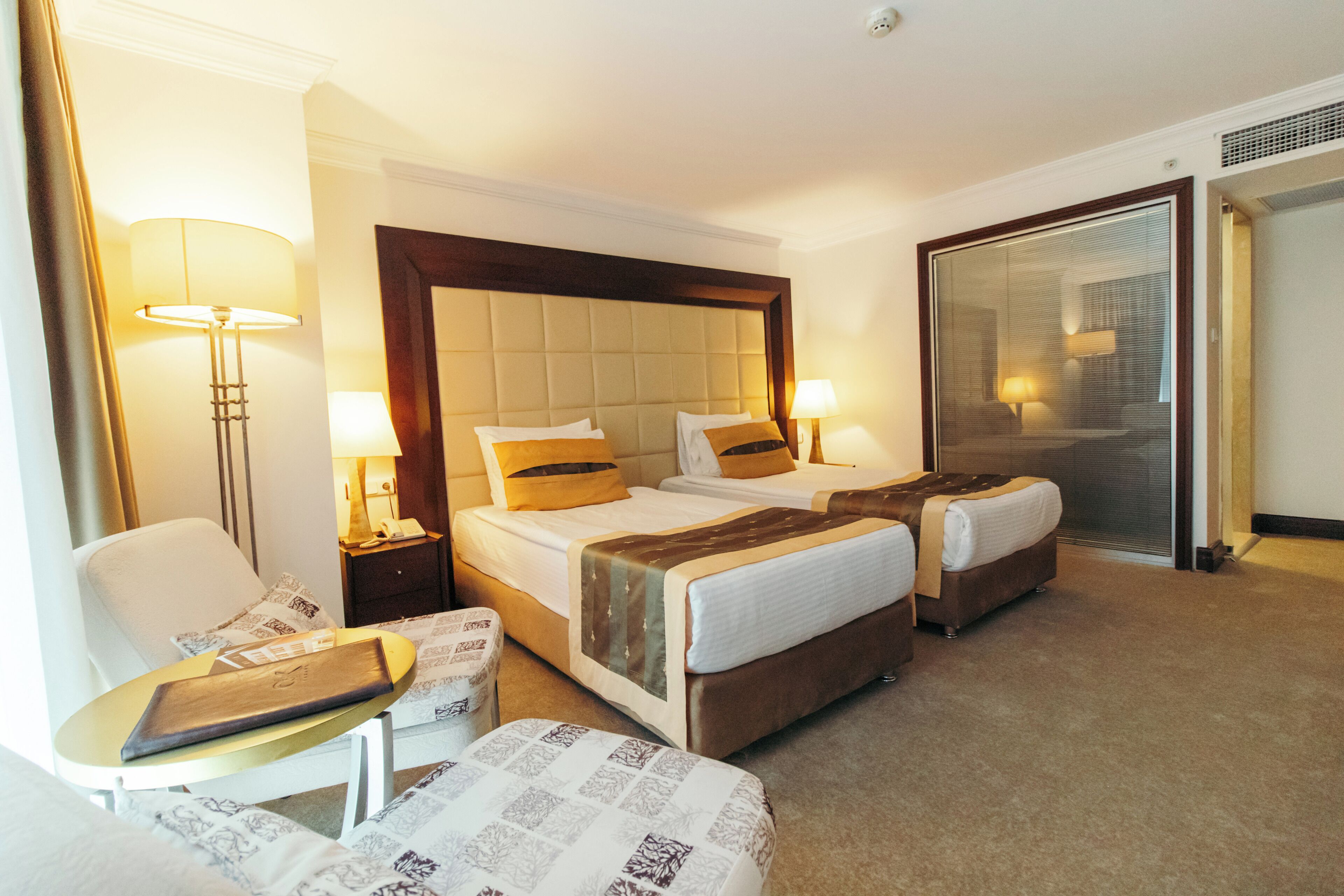 deluxe twin room, 1 bedroom, ensuite, city view | 1 bedroom, egyptian cotton sheets, premium bedding, select comfort beds