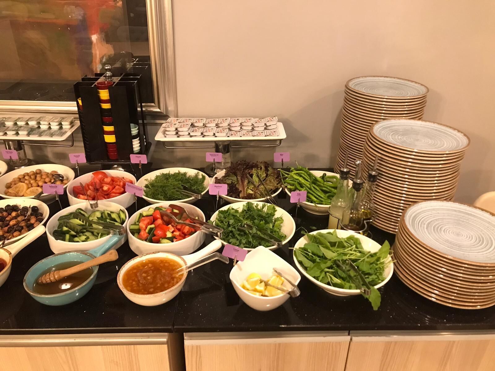 Un bufé con distintos alimentos y salsas.