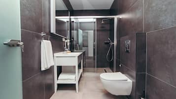 Suite estudio Premium, 1 habitación, vistas a la ciudad | Baño | Artículos de higiene personal ecológicos, secador de pelo y zapatillas