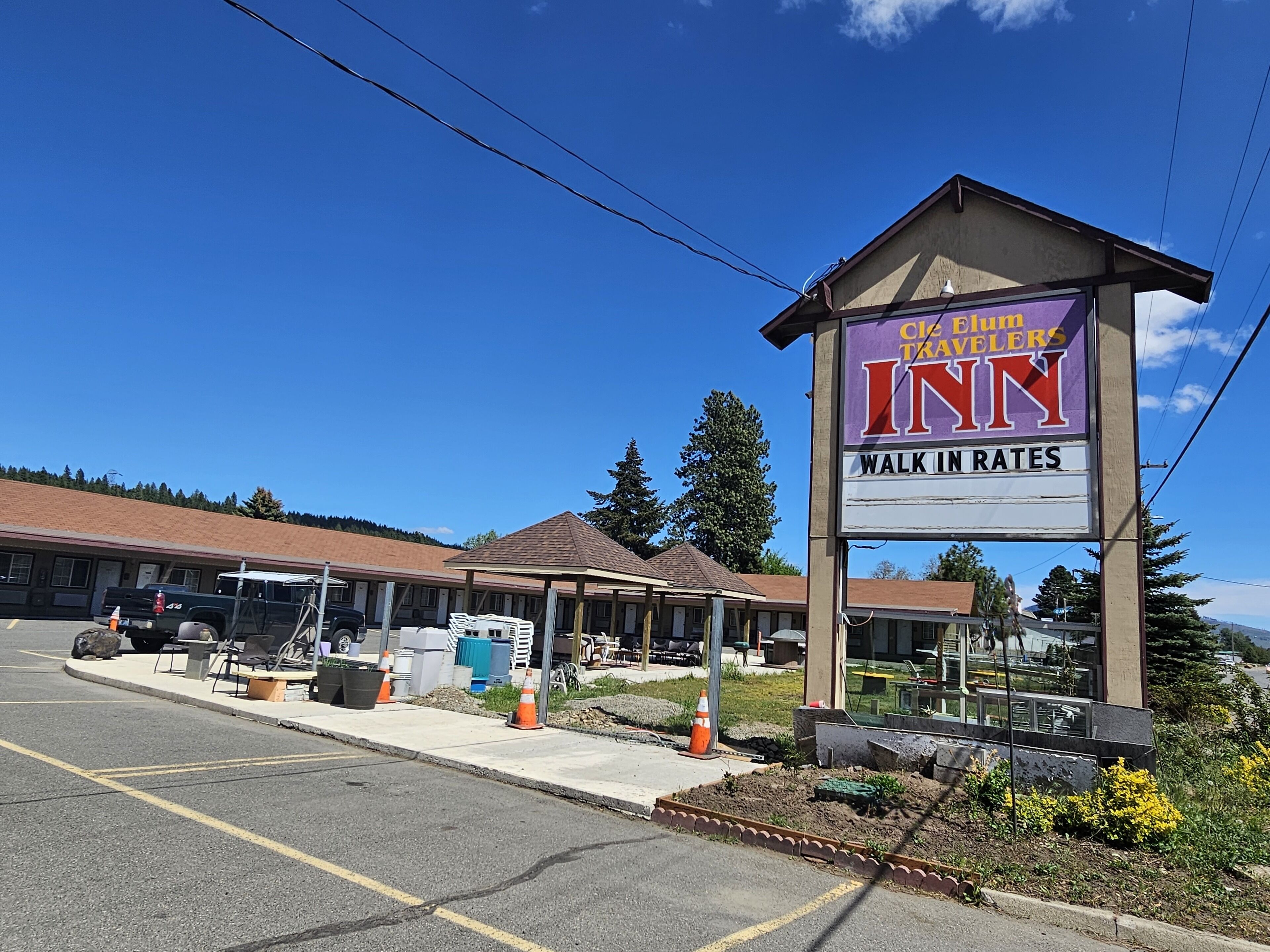 Un motel avec une enseigne indiquant les tarifs pour les clients qui se présentent sans réservation.