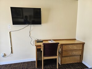  Double Room, 2 Double beds | Työpöytä, silitysrauta/-lauta, ilmainen Wi-Fi, vuodevaatteet