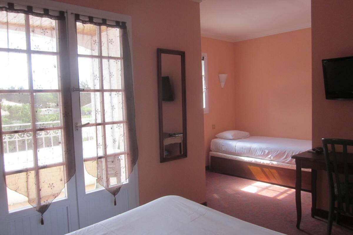 Habitación triple, balcón | Ropa de cama