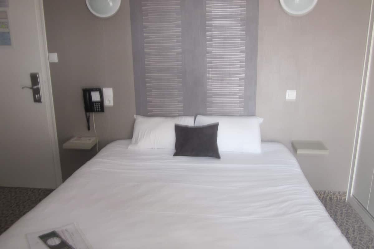 double room, balcony | bed sheets