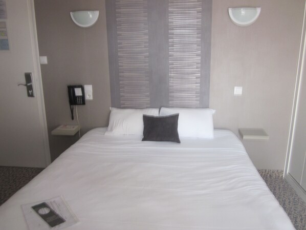 Double Room, Balcony | Bed sheets - Hotel La Chaumiere (Saint-Jean-de-Monts)