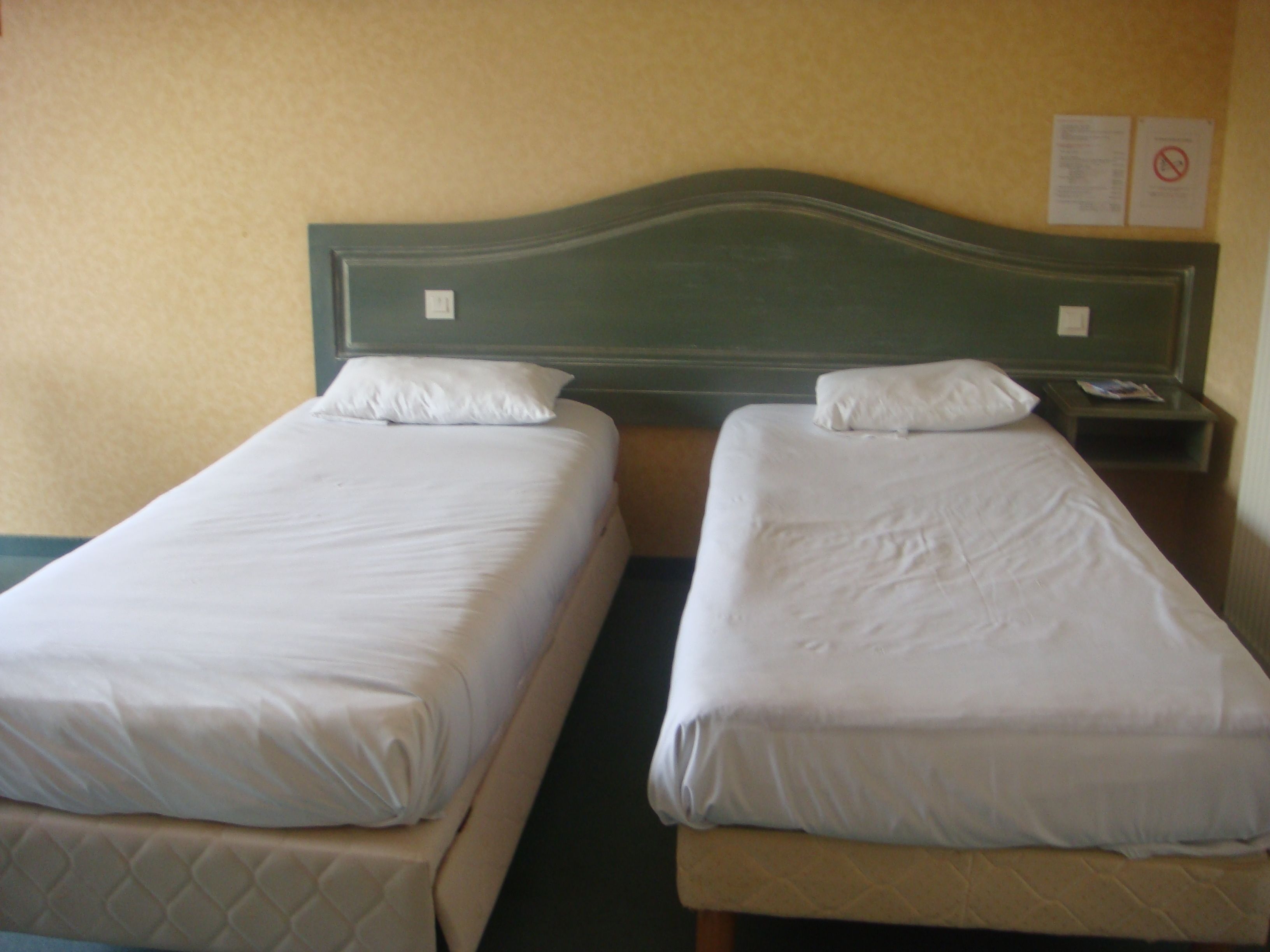 comfort twin room, refrigerator & microwave | bed sheets