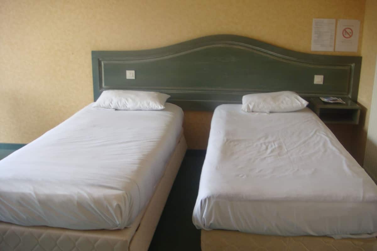 comfort twin room, refrigerator & microwave | bed sheets