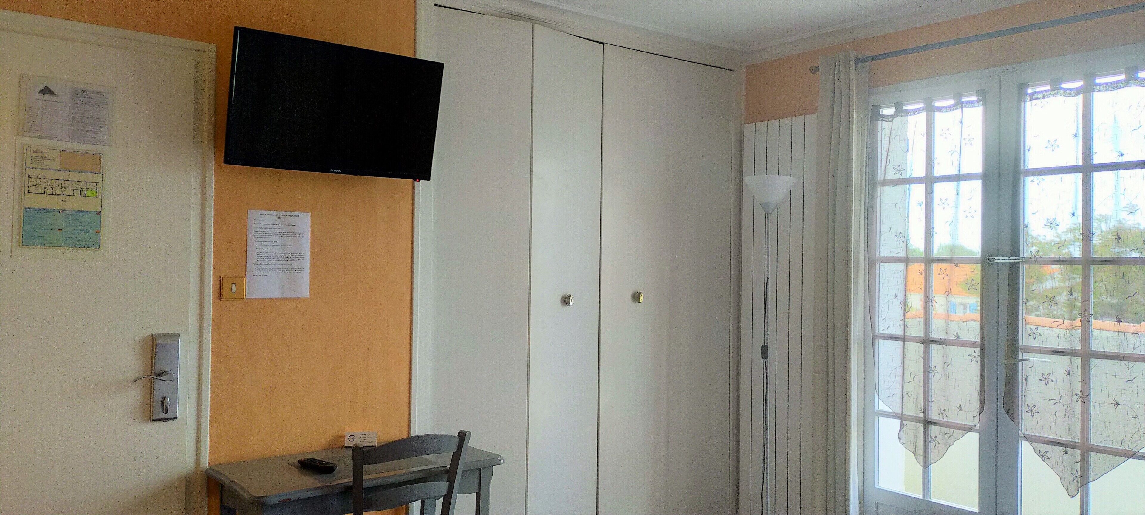 standard double room | bed sheets