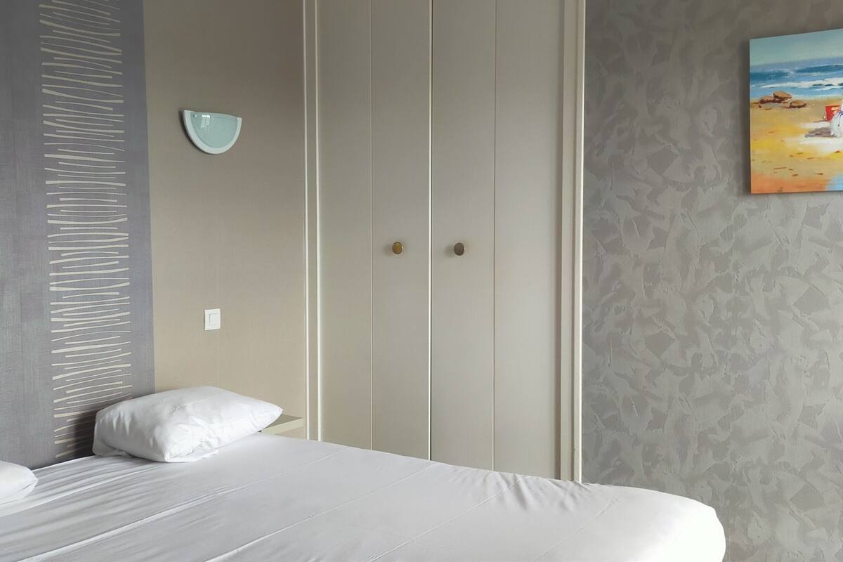 double room, balcony | bed sheets