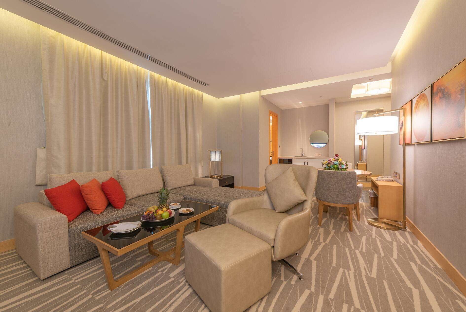 suite, 1 king bed, smoking | egyptian cotton sheets, premium bedding, tempur-pedic beds, minibar