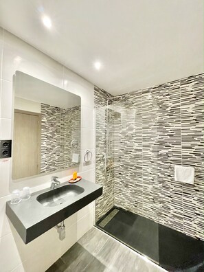 Basic Double Room Single Use | Bathroom | Combined shower/tub, hair dryer, towels - Hotel Parque Mar (Guardamar del Segura)