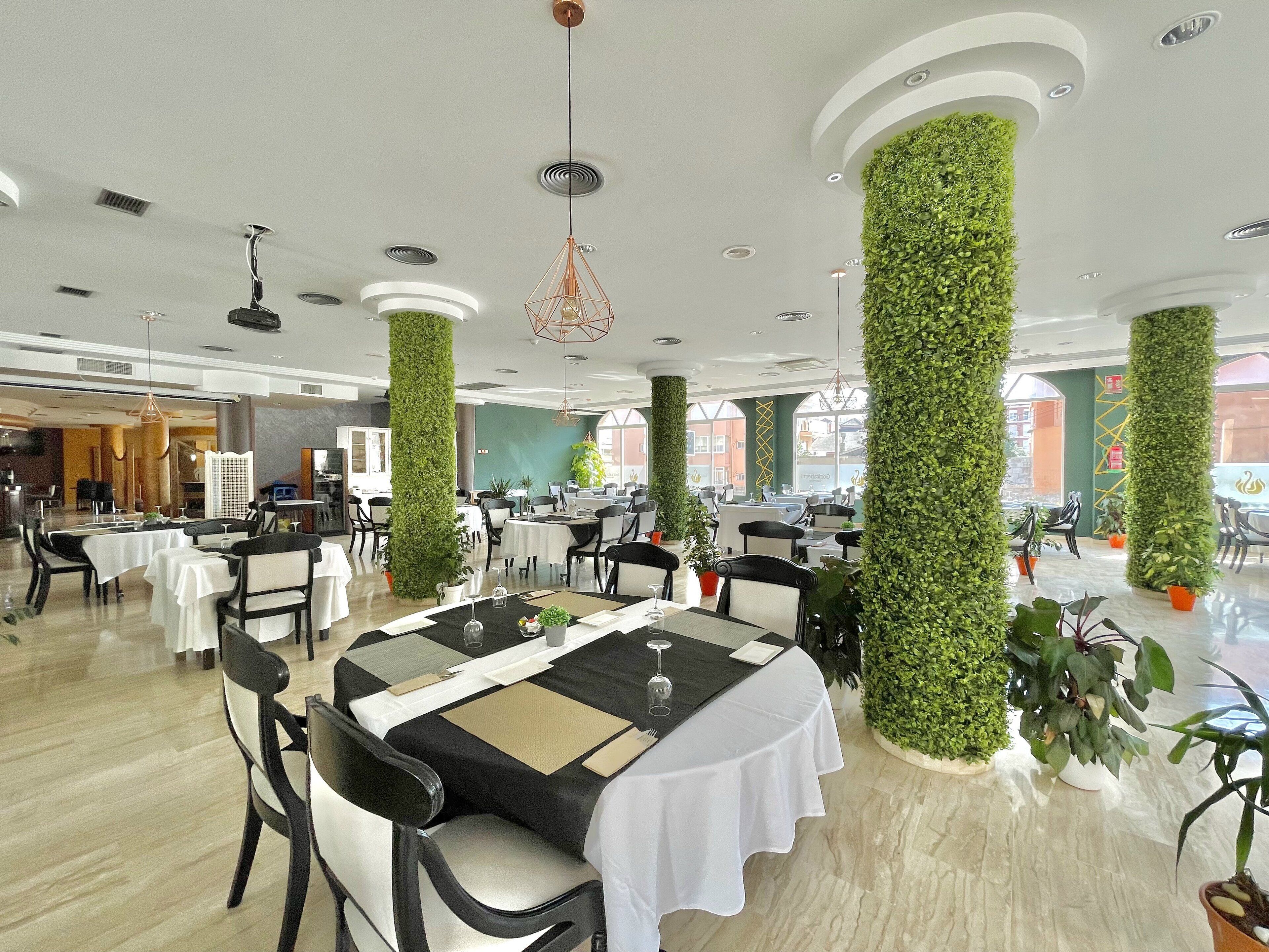 Se sirven desayunos, comidas y cenas con vista al jardín 