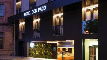 Una facciata moderna di un hotel con un cartello ben visibile che riporta