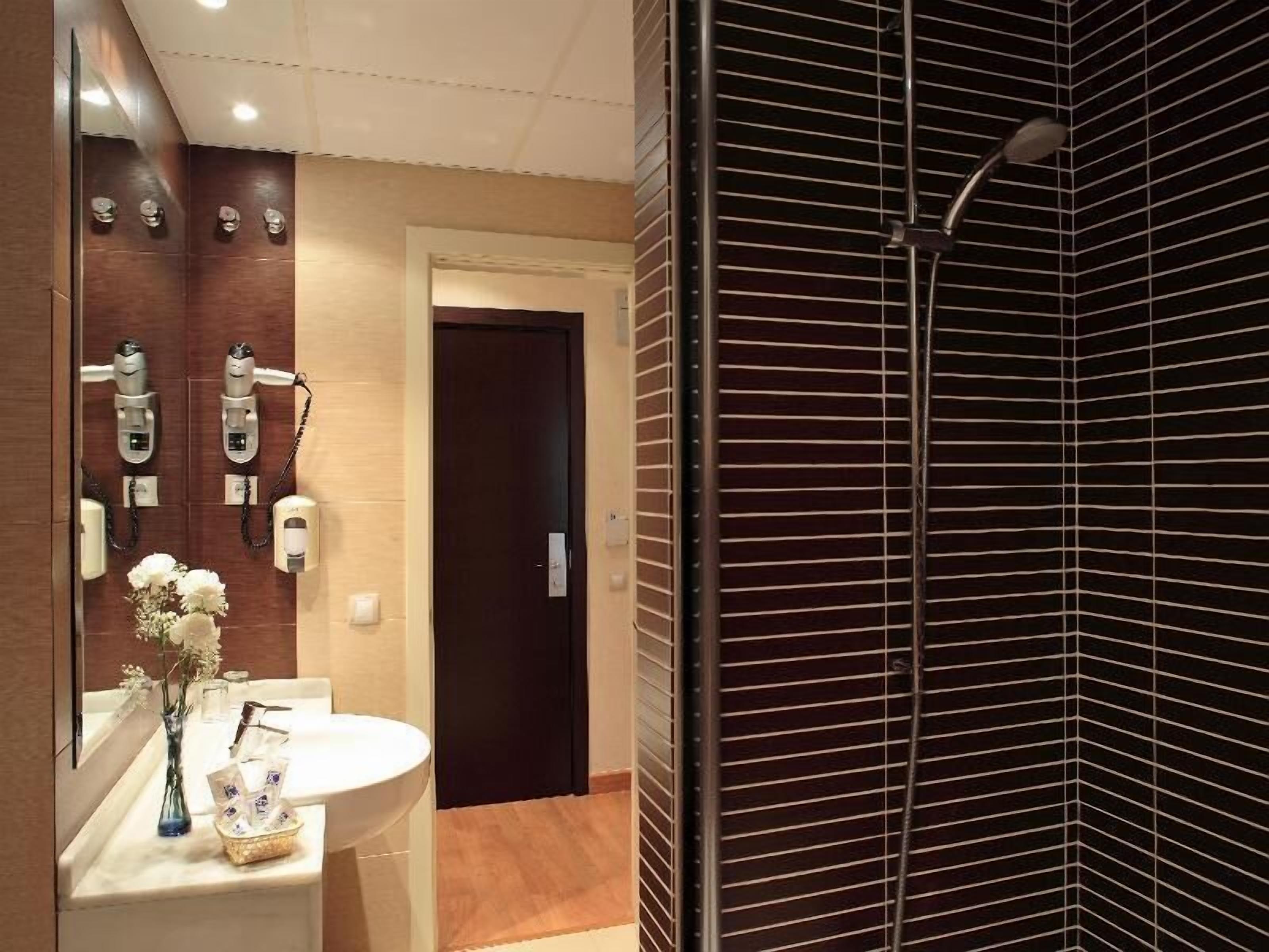 Bathroom | Bathtub, hair dryer, bidet