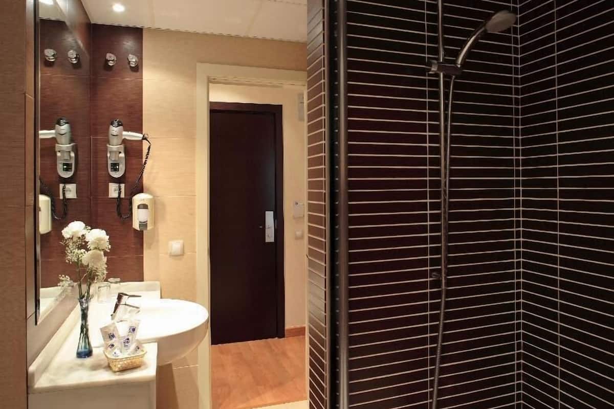 Bathroom | Bathtub, hair dryer, bidet