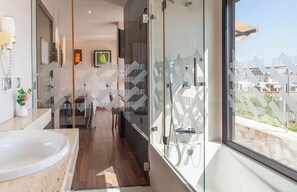 Habitación Premium (balcón 601) | Caja de seguridad en la habitación, escritorio y wifi gratis 