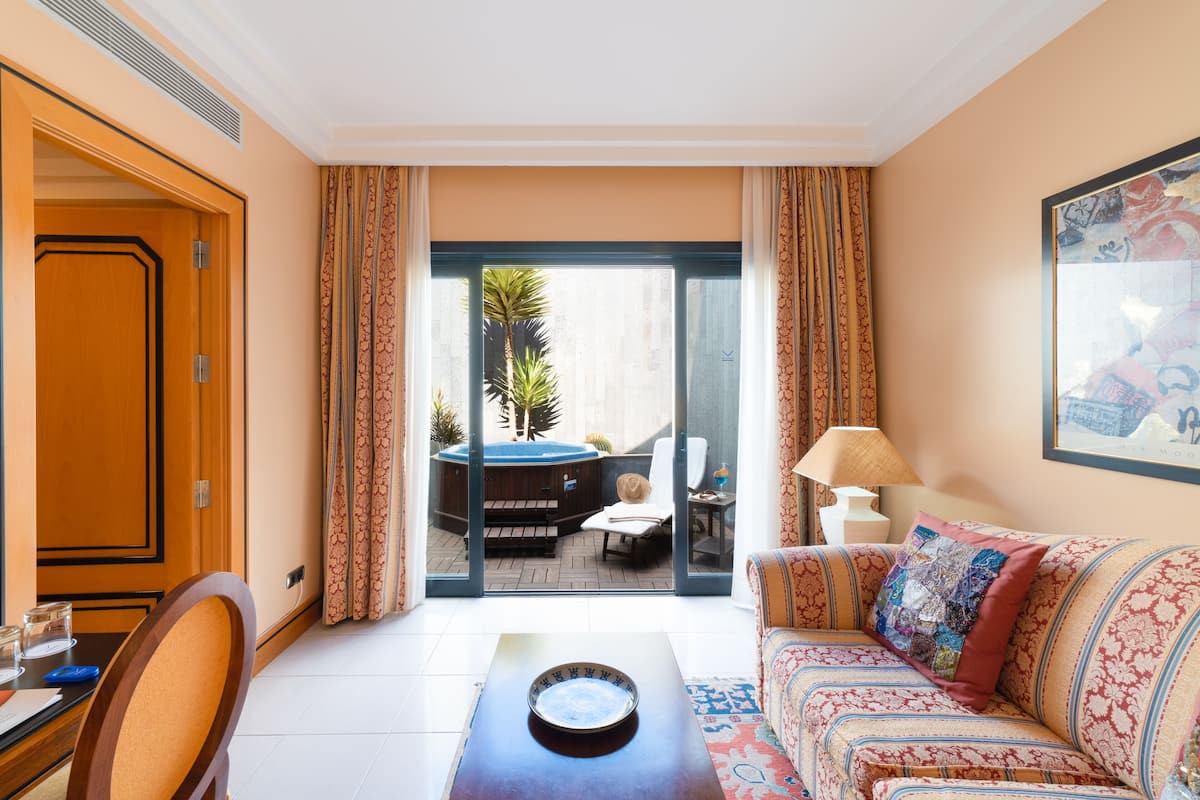 Standard Suite | Minibar, in-room safe, individually decorated, desk