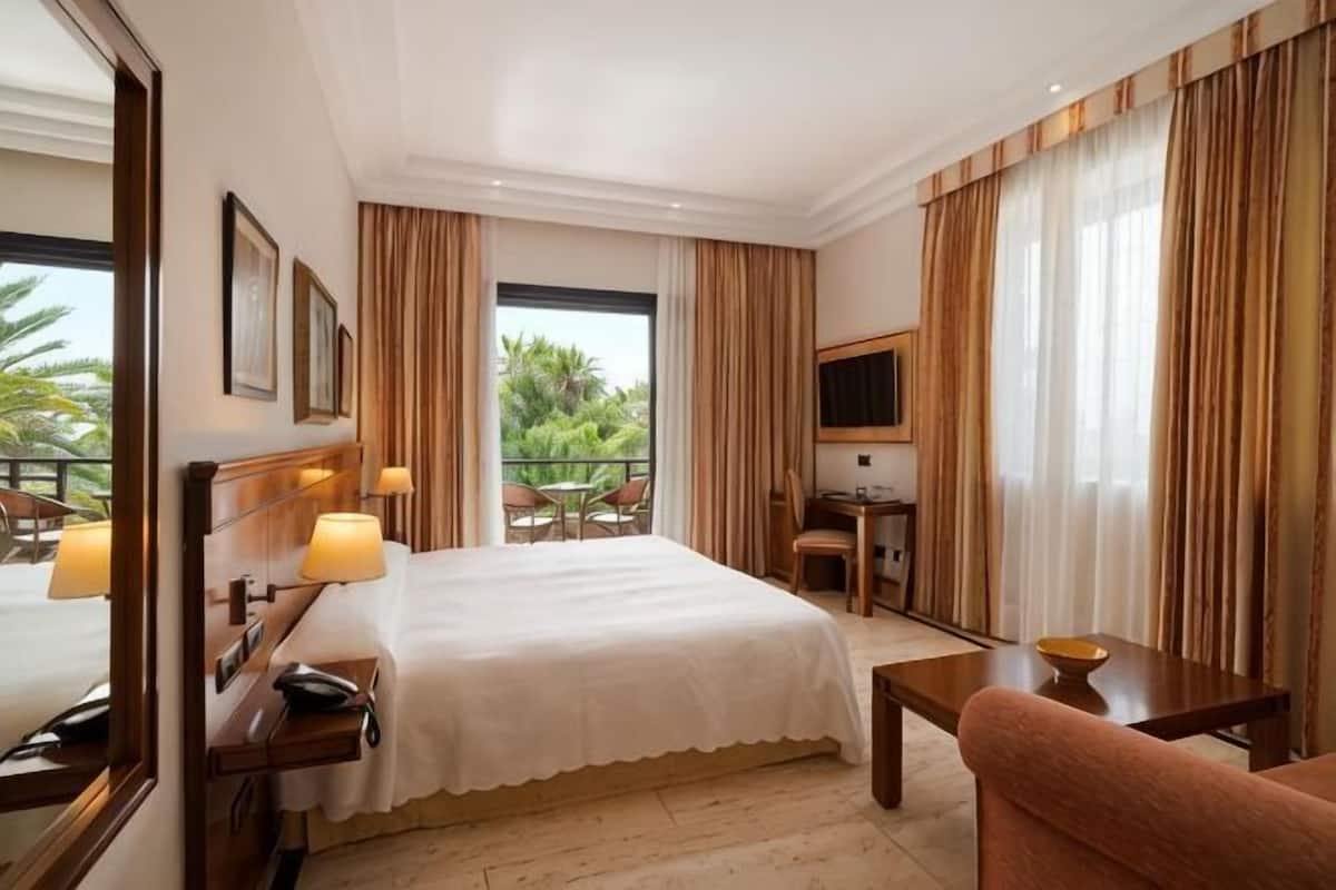 Minibar, in-room safe, desk, WiFi (free)