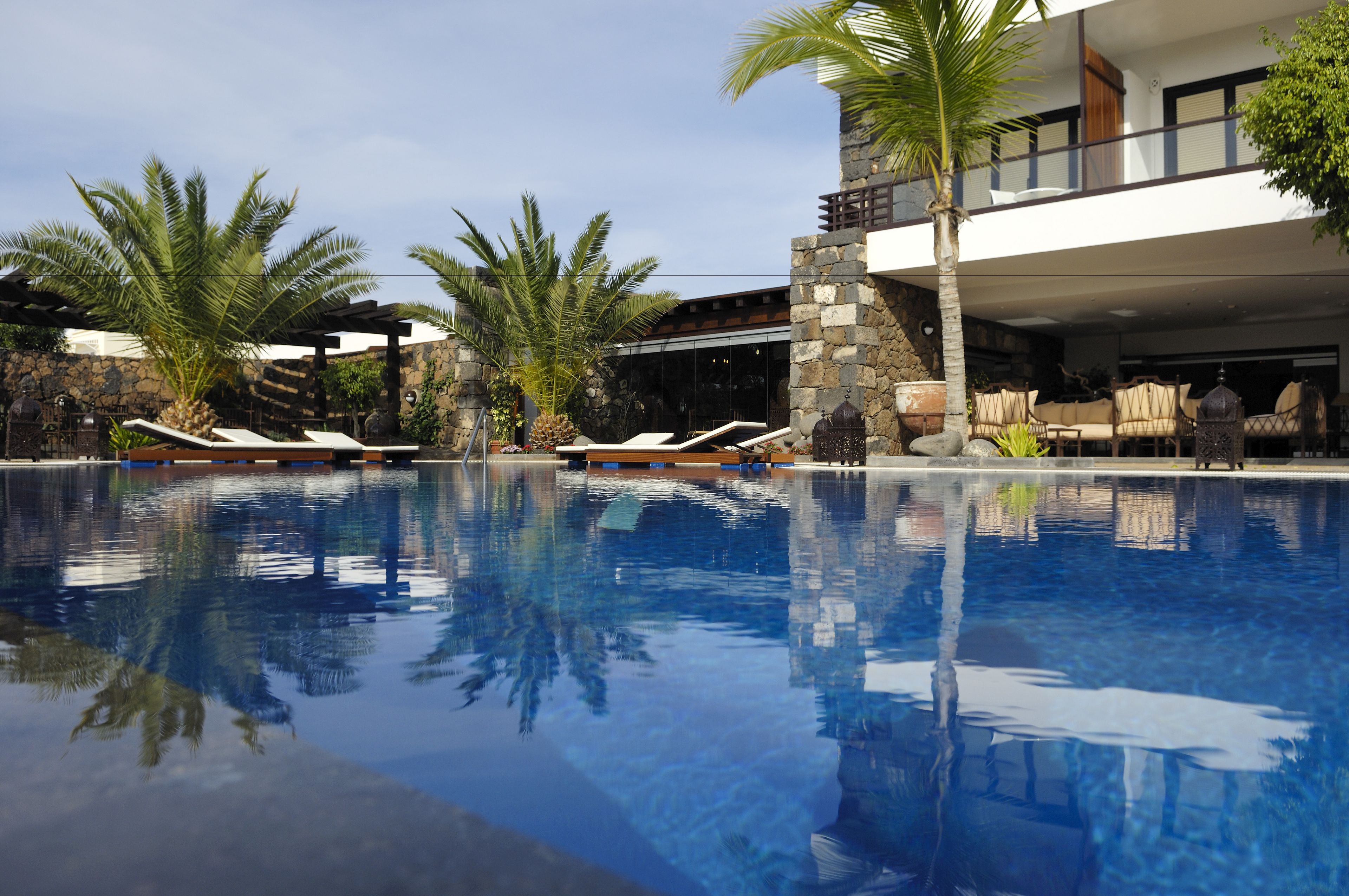 Piscina a l&#x27;aire lliure, para-sols i gandules 