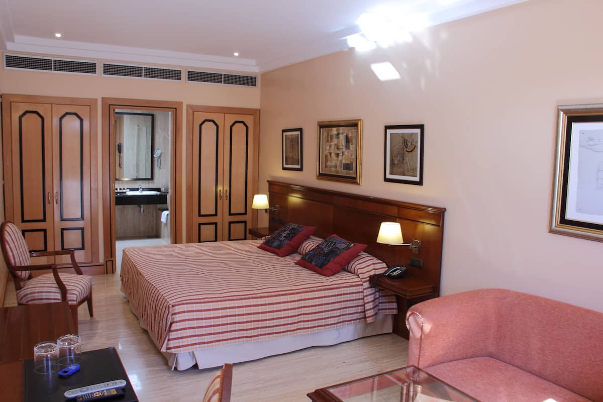 Minibar, in-room safe, desk, free WiFi