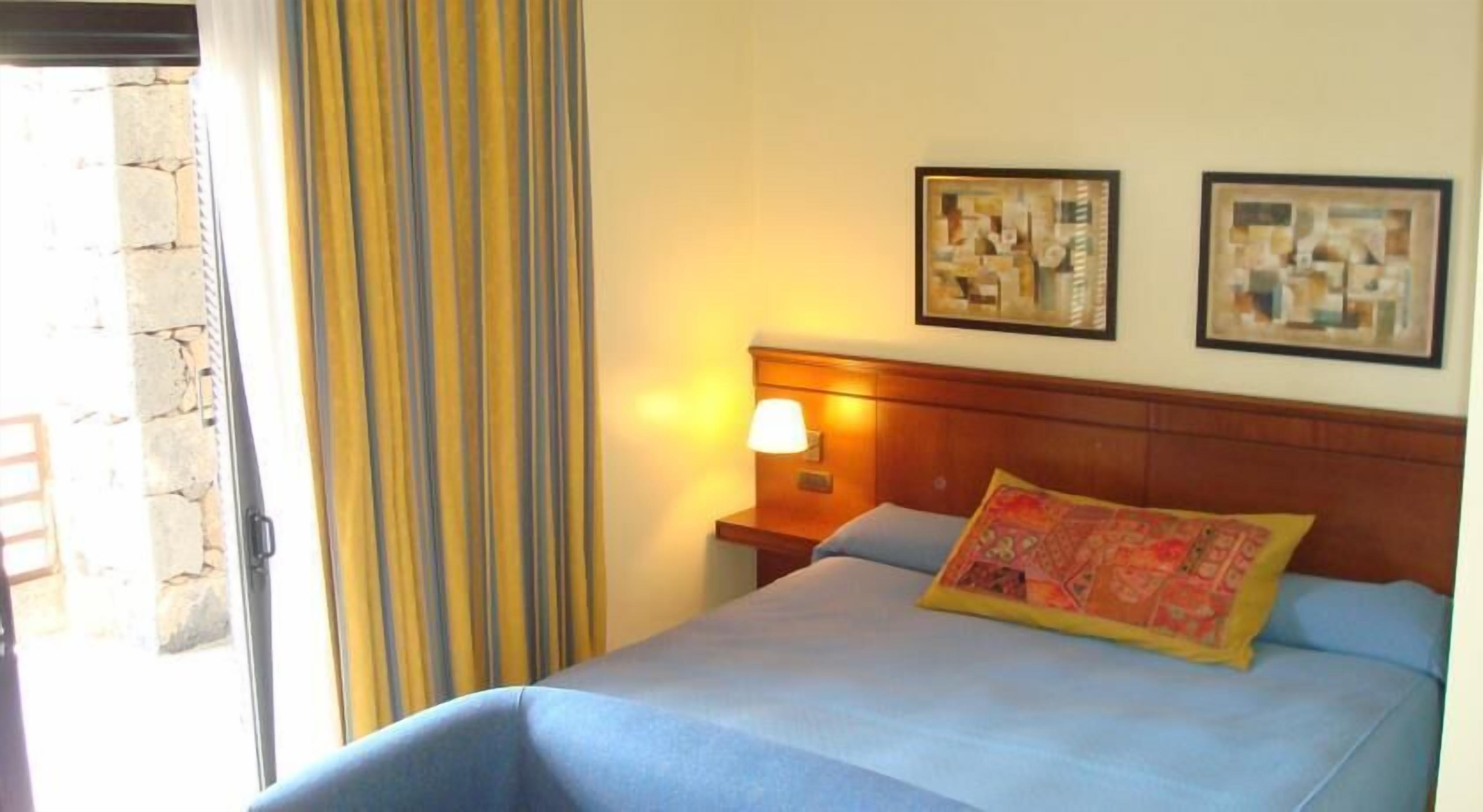 Een minibar, een kluis op de kamer, een bureau, gratis wifi