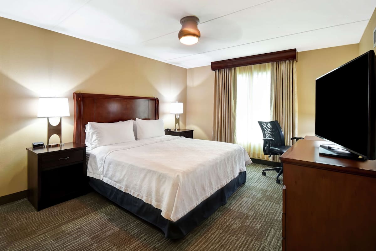 1 Schlafzimmer, hochwertige Bettwaren, Zimmersafe, Schreibtisch