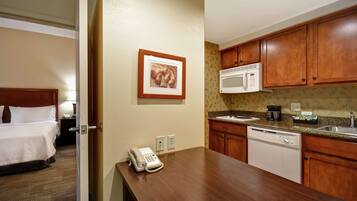 Coffee/tea maker, full-size fridge, microwave, stovetop