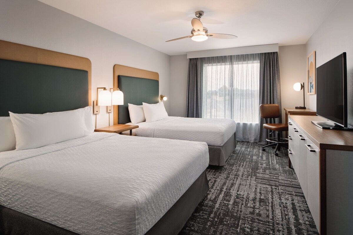 Premium bedding, in-room safe, desk, blackout drapes