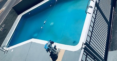 Una piscina al aire libre de temporada