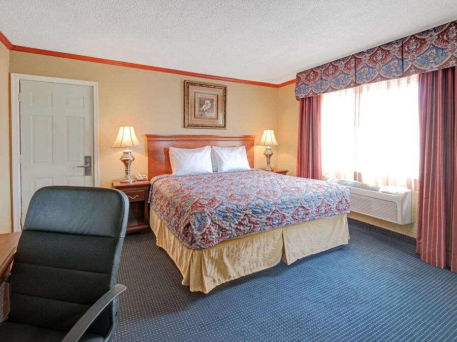 Escriptori, planxa i posts de planxar, wifi gratuïta i roba de llit