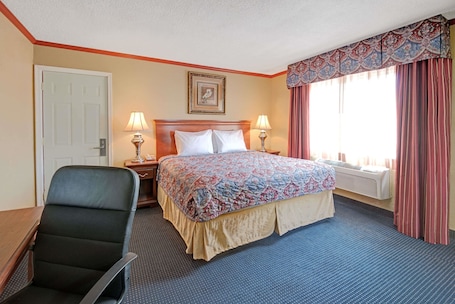 Escritorio, tabla de planchar con plancha, wifi gratis y ropa de cama . Days Inn by Wyndham Albuquerque Downtown