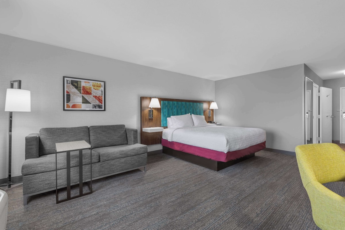 premium bedding, in-room safe, desk, blackout curtains