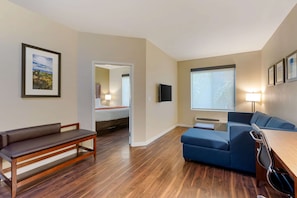 Pillow-top beds, in-room safe, desk, laptop workspace - Comfort Inn & Suites near Ontario Airport (Ontario)