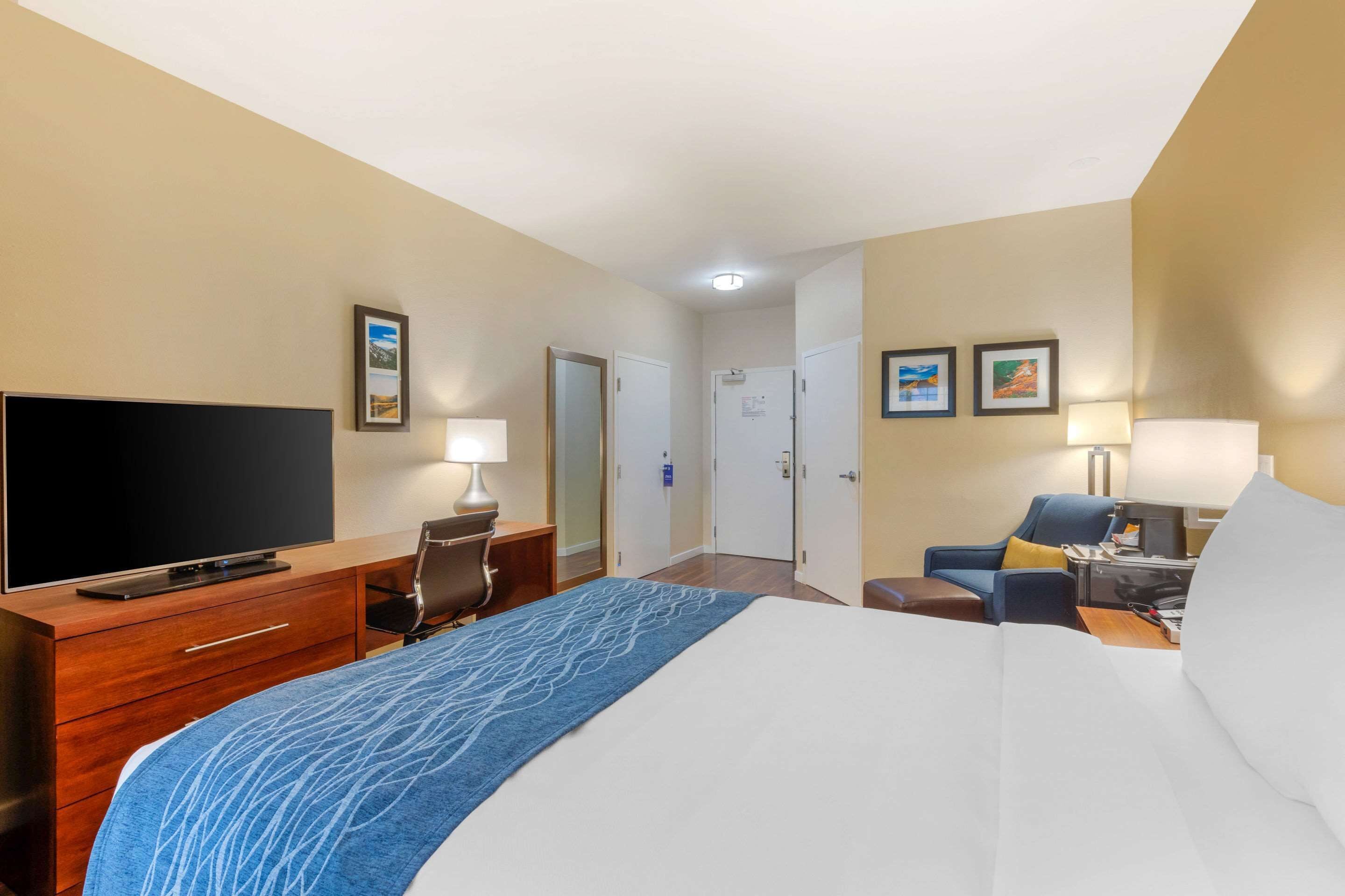 standard room, 1 queen bed, non smoking | 1 bedroom, pillow-top beds, in-room safe, desk